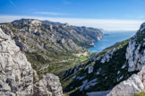 <center>Versant ouest de la crête de Sormiou.</center>Calanque de Sormiou. Pointe de la Buse, crête de Morgiou, la Triperie, cap Canaille et Bec de l'Aigle, cap Sicié.