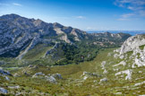 <center>Vue du col de Lun.</center>La route de Sormiou, les 3 chameaux, tête de l'Homme, la Cayolle.