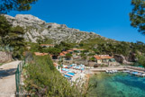 <center>Calanque de Sormiou.</center>Le port, canapé de Sormiou, le Baou Rond.