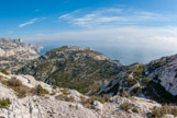 <center>Vue du sommet à gauche du Baou Rond.</center>La crête de Morgiou.. La Grande Candelle et le Candelon, falaises du Devenson, plateau de Castelcieil, cap Canaille, bec de l'Aigle. Sentier au bas du Baou Rond.