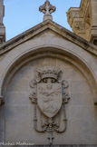 <center>Couvent et Eglise des Dominicains. </center> Le chien portant le flambeau, symbole des dominicains, le livre, le globe, le rosaire, la palme et le lys et l'étoile.