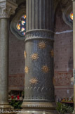 <center>Couvent et Eglise des Dominicains. </center> avec à leur base des étoiles car l'église est placée sous le vocable de Notre Dame du Rosaire, et l’étoile est un des symboles de la Vierge : on dit qu'elle est l’étoile de la mer et l’étoile du matin.
