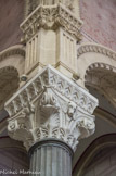 <center>Couvent et Eglise des Dominicains. </center> Chapiteaux en marbre de Carrare,avec des têtes de chien. Selon la légende, la mère de Dominique (Dominicus en latin, ce qui signifie celui qui appartient au Seigneur) aurait vu en songe, pendant sa grossesse, un chien tenant une torche allumée dans la gueule, pour éclairer le monde. Ce songe résume la vie du futur saint, avec un jeu de mot en latin sur les futurs dominicains, dominicanes (les chiens du Seigneurs) qui ont pour vocation d'« aboyer contre les hérésies » et d'être les chiens du Seigneur surveillant le troupeau de brebis.