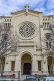 <center>Basilique du Sacré-Cœur. </center>  Le premier projet de façade de Théophile Dupoux envisageait un clocher-porche : Son fils Édouard doit le modifier en 1933, la réalisation d'un clocher-porche étant trop onéreuse. Une haute tour-campanile isolée est alors prévue à l'angle du Prado et de la rue Saint Adrien. Lorsque Gaston Palangue reprend le chantier, il élabore une façade plus simple comportant une grande rosace.