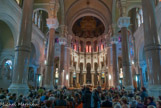 <center>Basilique du Sacré-Cœur. </center>  L'église est bâtie suivant un plan basilical : une grande nef centrale, flanquée de deux collatéraux comportant des chapelles latérales. Des colonnes colossales supportent les murs de la nef, donnant un aspect monumental à l'intérieur de l'édifice.