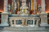 <center>Eglise St Cannat les Prêcheurs. </center>Il est composé d'une cuve ornée d'un cartouche baroque entouré de têtes de chérubins. Au centre, il faut remarquer le bas-relief asymétrique décoré d'épis de blé el de pampres de vignes.