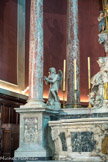<center>Eglise St Cannat les Prêcheurs. </center>Encadrant le tabernacle, aux extrémités de l'autel, sont placés des anges adorateurs.