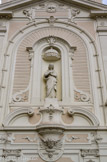 <center>Saint Ferréol les Augustins.</center>Au-dessus du portail d'entrée, une grande niche centrale, couronnée d'un fronton brisé, abrite une statue de l'Immaculée-Conception, sculptée par Coulange.