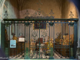 <center>Eglise St Cannat les Prêcheurs. </center>La chapelle des fonts baptismaux est fermée par une grille en fer forgé, à dorure. La porte à deux vantaux est une surmonté d'une croix, entourée de 4 pots à feux. Elle est peut-être due à Pierre Il Gautier mort en 1687.