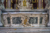<center>Eglise St Cannat les Prêcheurs. </center>Il est composé d'une cuve ornée d'un cartouche baroque entouré de têtes de chérubins. Au centre se trouve un bas-relief asymétrique décoré d'épis de blé el de pampres de vignes.