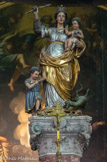 <center>Eglise St Cannat les Prêcheurs. </center>Dominant le tabernacle, une colonne placée à l'arrière de celui-ci porte un groupe sculpté en carton-pierre du XIXème siècle : la Vierge à l'enfant foulant au pied le dragon..