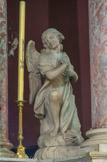 <center>Eglise St Cannat les Prêcheurs. </center>Encadrant le tabernacle, aux extrémités de l'autel, sont placés des anges adorateurs.