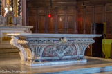 <center>Saint Ferréol les Augustins.</center>La cuve est ornée, en son centre, d'un cartouche couronné d'une tête de chérubin.