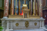 <center>Saint Joseph intra muros. </center> Le maître-autel. La porte du tabernacle est en argent ciselé, provenant de la Maison Caillat, de Lyon. le tombeau est orné