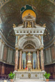 <center>Saint Joseph intra muros. </center> Le maître-autel .Don de Mme Noilly Prat, marbres de Jules Cantini, plans de l'architecte lyonnais Louis Jean Sainte Marie Perrin. Le baldaquin est en fortme d'arc de triomphe. Les colonnes sont en marbre rouge de Numidie, avec des chapiteaux dorés. A son sommet, un fronton interrompu abrite une statue de Saint Joseph tenant dans ses bras l'enfant Jésus. Cette statue est l'œuvre de Millefaut.