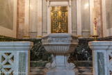 <center>Saint Joseph intra muros. </center> La cuve baptismale en marbre sculptée (godrons et feuilles d'acanthe, rinceaux et tête de lion à chaque angle) est sur un pied à 3 branches avec 3 poissons sculptés qui  représentent des baleines (symbole de Jonas). Nous retrouvons également cette représentation sur le couvercle en bronze doré sur une croix dans un cercle. Le poisson symbolisant également le Christ dans son écriture grecque.