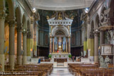 <center>Saint Joseph intra muros. </center> La large nef, de 40 m de longueur et de 16,50 m de hauteur, est bordée de bas-côtés; chacun de ceux-ci est séparé de la nef par des arcades reposant sur huit colonnes corinthiennes cannelées.