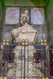 <center>Saint Joseph intra muros. </center> Monument funéraire du fondateur de l'église, l'abbé Antoine Marie Joseph Abbat. A la base, sont situées quatre urnes en bronze, chacune à un angle.