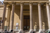 <center>Saint Joseph intra muros. </center> La façade, confiée à l'architecte Ferrié (sur les plans de Coste), fut achevée en 1864. Un portique élevé de cinq marches est constitué de six colonnes cannelées à chapiteaux corinthiens, supportant un fronton triangulaire. A ses extrémités, deux pilastres carrés.