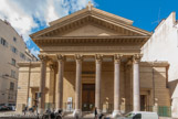 <center>Saint Joseph intra muros. </center> C'est l'une des 40 églises construites ou agrandies par Monseigneur de Mazenod après le rétablissement du diocèse en 1823. Ellet fut construite en 1833, dans ce quartier où résidaient les grandes familles de négociants et d'armateurs. C'est l'oeuvre de Pascal Coste (1787-1879), sur un plan basilical, en référence aux basiliques paléochrétiennes de Ravenne et à celles de Brunelleschi à Florence. La direction des travaux fut prise par Vincent Barral, architecte du département. Les travaux, interrompus, reprirent en 1842 sous la direction de l'architecte Decanis. Elle fut consacrée en 1855. La façade néo-classique est achevée par l'architecte Ferrié en 1864.