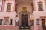 <center>St Nicolas de Myre. </center> L'originalité de cette paroisse apparaît d'abord à travers la date de sa fondation et son fondateur. Construite bien avant que les Grecs Catholiques aient obtenu légalement le droit de construire leur propre lieu de culte en Orient, elle est en ce sens, bien plus ancienne que la plus ancienne église grecque catholique du Proche Orient. Son édification rapide et précoce résulte de la volonté et du courage d'un archevêque hors du commun qui devint par la suite le Patriarche, Maximos Mazloum.
Sa perspicacité et sa finesse d'esprit étaient tels qu'il ne se contenta pas de créer une église mais qu'il lui prépare volontairement et involontairement un avenir et un rôle déterminant dans l'histoire de Marseille : en accord avec l'évêque du lieu, il fit du bi-ritualisme une condition fondamentale. La célébration par alternance des offices de rites byzantin (pour les catholiques d'orient) et latin (pour les catholiques d'occident) dans un même lieu permettait ainsi un « brassage », un mélange entre les paroissiens français et levantins facilitant leur intégration