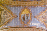 <center>St Nicolas de Myre. </center>Médaillon de « la charité » : deux enfants portés par un ange qui représente cette communauté dépouillée de ses traditions, de sa culture, de sa langue, de ses terres et de ses biens. Le deuxième ange porte à sa ceinture un panier de paix. Souvent destiné aux nombreux soldats et à leurs familles qui avaient quitté l’Orient à la suite des guerres qu'ils avaient vécues et qui avaient provoqué leur départ. Et de sa main droite l’ange distribue de l'argent à ces familles, selon le grade de chaque soldat.