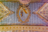 <center>St Nicolas de Myre. </center>Médaillon de « la récompense ». Deux anges sont représentés, l'un des deux évoque l'archevêque Maximos Mazloum qui de passage à Marseille, a désiré visiter la communauté. En voyant ses souffrances et sa misère il décida de fonder cette belle et magnifique église pour la communauté qui était comme un troupeau sans pasteur.