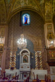 <center>St Nicolas de Myre. </center>Autel de st Anne. A droite, Reliquaire-calendrier liturgique. Au centre, un tableau-reliquaire renferme plus de 360 reliques ordonnées de manière à former un temple à l'Antique. .Chaque relique est portée par une fleur découpée dans un ruban sur lequel se trouve le nom du saint de chaque jour de l'année. Ce tableau est pris dans un meuble d'ébénisterie marqueté de bois précieux, de nacre et d'ivoire, qui forme cadre, console et entablement couronné de deux vases et d'un fronton surmonté d'une croix.