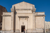 <center>Eglise St Lazare. </center> Elle est de style néoclassique. Elle était prévue avec une toiture-clocher et un portique corinthien, mais elle reste inachevée.