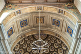 <center>Eglise St Lazare. </center> Plafond du choeur, avec ae colombe du Saint Esprit. Sur l'arcature, le Sacré-Coeur, le monograme de Marie, le triangle symbolisant la Trinité, le monogramme JHS, l'agneau au sept sceaux de l'Apocalypse.