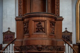 <center>Eglise St Lazare. </center> La chaire. Les trois vertus théologales : l'espérance avec  l'ancre, la charité avec les enfants accueillis, la foi avec l'ostensoir.