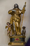 <center>Eglise Saint-Roch, Mazargues.</center> Statue Saint Roch, avec un bubon pesteux sur la cuisse, vêtu du costume de pèlerin avec une coquille de saint jacques brodée sur son manteau, tenant le bâton du pèlerin et accompagné d’un chien.