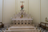 <center>Chapelle Saint Joseph. </center> Le maitre autel, avec un tabernacle en forme de citadelle représentant la Jérusalem céleste, des rinceaux sur les coté et dans la partie basse l'agneau pascal entouré des symboles des évangélistes.