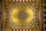 <center>Coupole proche du chœur</center>Les fleurs du fond sont  blanches, une des couleurs de la Vierge. Coupole évoquant l'ère des patriarches. Dans les pendentifs, des médaillons illustrent les textes correspondants. L’arche de Noé, la sortie de l’arche avec l’arc-en-ciel, signe de l’alliance conclue alors entre Dieu et l’humanité, l’échelle entre ciel et terre que Jacob a vue en songe, le buisson que Moïse a vu brûler sans se consumer.