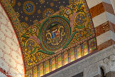 <center>Transept gauche.</center>Le blason de Mgr Charles Place, évêque de Marseille de 1866 à 1878, à droite.