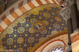 <center>Transept droit.</center>Le blason de Léon XIII, pape de 1878 à 1903.