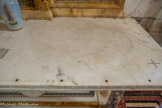 <center>Autels des chapelles</center>Sur la table, cinq croix sont gravées : quatre aux coins, une au centre
