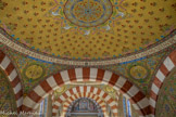 <center>Les coupoles du plafond.</center>Dans chaque coupole, un bandeau circulaire blanc ou on peut lire deux textes en  latins et deux en grecs. Il s'agit de phrases d'évêques des premiers siècles de l'Eglise. C'est le vicaire général du diocèse, Monseigneur Ollivier, qui les a choisies. Dans les pendentifs, des médaillons illustrent les textes correspondants.