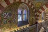 <center>Notre-Dame de la Garde</center>Vue de la tribune supérieure. Les baies géminées au-dessus des chapelles.