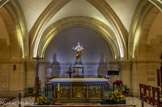 <center>La crypte</center>Le maître autel est en pierre de Golfalina. Derrière cet autel s'élève la statue de la vierge au bouquet, offerte au sanctuaire par Joseph-Elie Escaramagne. Escaramagne achète aux enchères une statue de la vierge à l’enfant du XVIIIe siècle qui provenait d’un couvent de religieux de Picpus, couvent qui se trouvait près du palais de justice, démoli pendant la Révolution. Il offre cette statue à l'église Notre-Dame de la Garde. Le sceptre que tenait la vierge est remplacé par un bouquet de fleurs d'où le nom de la statue de « Vierge au bouquet ».