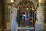 <center>Entrée de la crypte.</center>A droite la statue de Pie IX qui était pape à l’époque de la construction du sanctuaire actuel. Et, à gauche, la statue de Mgr Eugène de Mazenod, évêque de Marseille de 1837 à 1861, qui a posé la première pierre du nouveau sanctuaire en 1853. Ces deux statues sont dues au sculpteur Ramus.