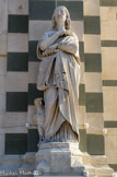 <center>Statue de saint Jean</center>A droite, la statue de l’Apôtre saint Jean, celui à qui Jésus, au moment de sa mort sur la croix, a confié la Vierge Marie. Il tient un volumen sur lequel est gravé le début d’une phrase du livre de l’Apocalypse attribué à cet Apôtre.