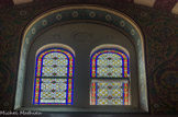 <center>Chapelle sainte Marie Madeleine.</center>Baies vitrées avec les noms des donateurs.