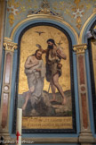 <center>L'église de La Trinité. </center> Chapelle des fonts baptismaux. La peinture du baptême du Christ est de Marius-Antoine Barret (1865-1929), élève de Magaud ; au-dessus du Christ est figurée une colombe qui évoque les donateurs qui sont Émile Michel-Colomb et sa sœur Marie. Sous la toile la sentence latine reprend l’évangile de Marc : « Jésus est baptisé par Jean, il vit l’Esprit descendre comme une colombe »
