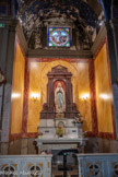 <center>L'église de La Trinité. </center> Chapelle de Notre-Dame de Lourdes. Le chancel et l'autel sont en marbre et placage polychrome. Devant le retable en bois est posée une statue en plâtre peint de Notre-Dame de Lourdes.