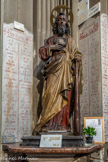 <center>L'église de La Trinité. </center> Statue de saint Jude. Saint Jude (apôtre) portant le gourdin de son martyre et le mandylion qui est la miniature du Christ que l'on voit représentée sur la poitrine de Jude. Jude a guéri le roi d’Edesse, Abgar le lépreux, de sa lèpre en lui appliquant le linge saint imprimé du visage de Jésus, que le roi a ensuite conservé dans son palais. Statue petite-nature (h 140 cm) en carton-pierre peint doré polychrome – origine : Maison Justine Rouquet - Michel Coste - Marseille – Seconde moitié du XIXe  siècle.