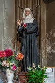 <center>L'église de La Trinité. </center> Chapelle de la Vierge. Statue de sainte Rita de Cascia, petite-nature (h. 125 cm), en carton-plâtre peint polychrome - origine : Ateliers Galant - Statuaire Marseille - dernier quart du XIXe siècle. Elle porte le stigmate de l’épine qu’elle reçut en 1422, lors d’une expérience mystique. La manière dont elle vécut les événements de sa vie conjugale, maternelle et religieuse fait qu'elle est invoquée tout particulièrement dans les situations difficiles, voire « désespérées ». Elle a été canonisée par le pape Léon XIII, le 24 mai 1900.