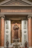 <center>L'église de La Trinité. </center> Chapelle saint Antoine de Padoue. Retable en marbre rose de style grec (Ateliers de Jules Cantini —1898.) Inscription en latin : « L’Univers entier vous adresse ses prières. »
Statue en plâtre peint polychrome, fin XIXème siècle, apportée en procession par les tertiaires Franciscains le 25 janvier 1898. Statue représentant saint Antoine de Padoue embrassant l'Enfant Jésus assis sur le livre qu'il tient de la main droite.