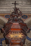 <center>L'église de La Trinité. </center> La chaire. L'abat-voix est surmonté d'un globe avec une croix autour de laquelle voltigent des angelots. L'abat-voix est orné d'une colombe.