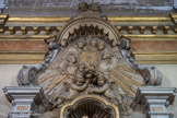 <center>Eglise Saint Théodore. </center>A Constantinople, l'empereur Justinien, couronné en 527 avec son épouse, Théodora, essaie bravement de recomposer l'unité de t'empire. Après sa mort en 565, ses successeurs poursuivent le même rêve mais l'Italie sera occupée par les Lombards et Rome, quasi abandonnée, ne trouvera le secours que dans l'énergie du pape : Grégoire I le Grand (540-590-604). Aministrateur de talent et habile politique, il imposa Constantinople, au grand dam de l'empereur Maurice. C'est dans ce contexte que Théodore (ce qui signifie en grec soldat de Dieu) devint évêque de Marseille. Marseille, est une ville an vif éclat intellectuel, son port est animé. L'Église, particulièrement formée au siècle précédent par Jean Cassien et Salvien, tous deux moines et le prêtre Gennade, remplit parfaitement sa mission. Son premier pasteur, l’évêque,  dispose d'une cathédrale et du plus grand baptistère de la chrétienté (vestiges sous le transept droit de la cathédrale).